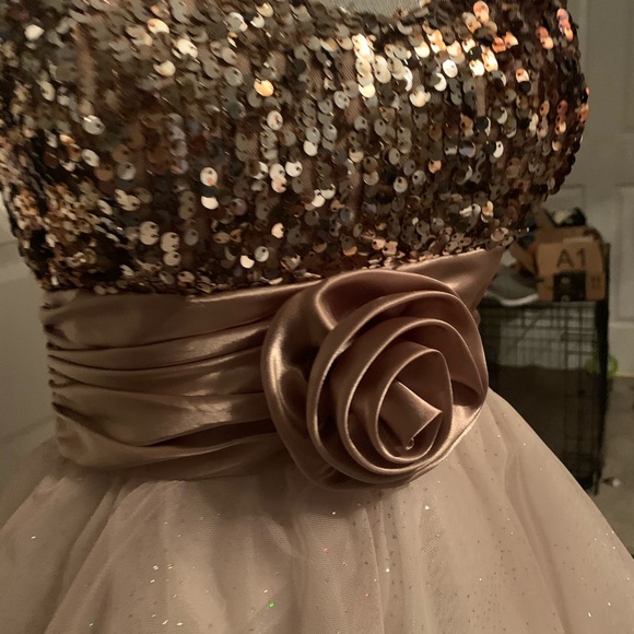 Beautiful gold dress - Picture 3 of 4